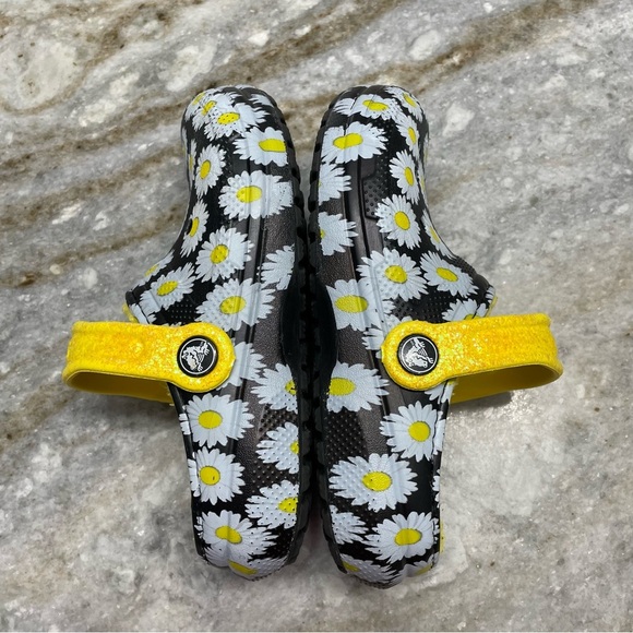 CROCS CROCS Lined Classic Clog Vacay Vibe Daisy Print Girls Size J1 Yellow Black - Picture 4 of 9